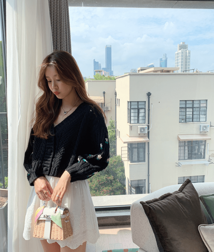 整体|张子萱穿上了秋天第一件毛衣,配紧身裤腿又细又长,难怪陈赫宠她