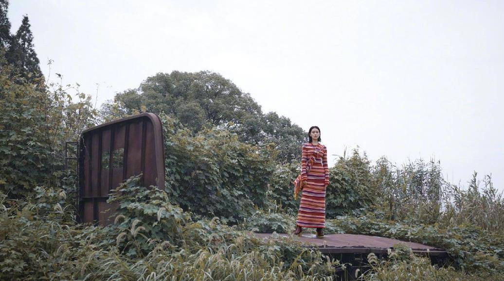曲线|张馨予罕见晒公路野生大片，放飞自我展现曼妙曲线，身材火辣性感