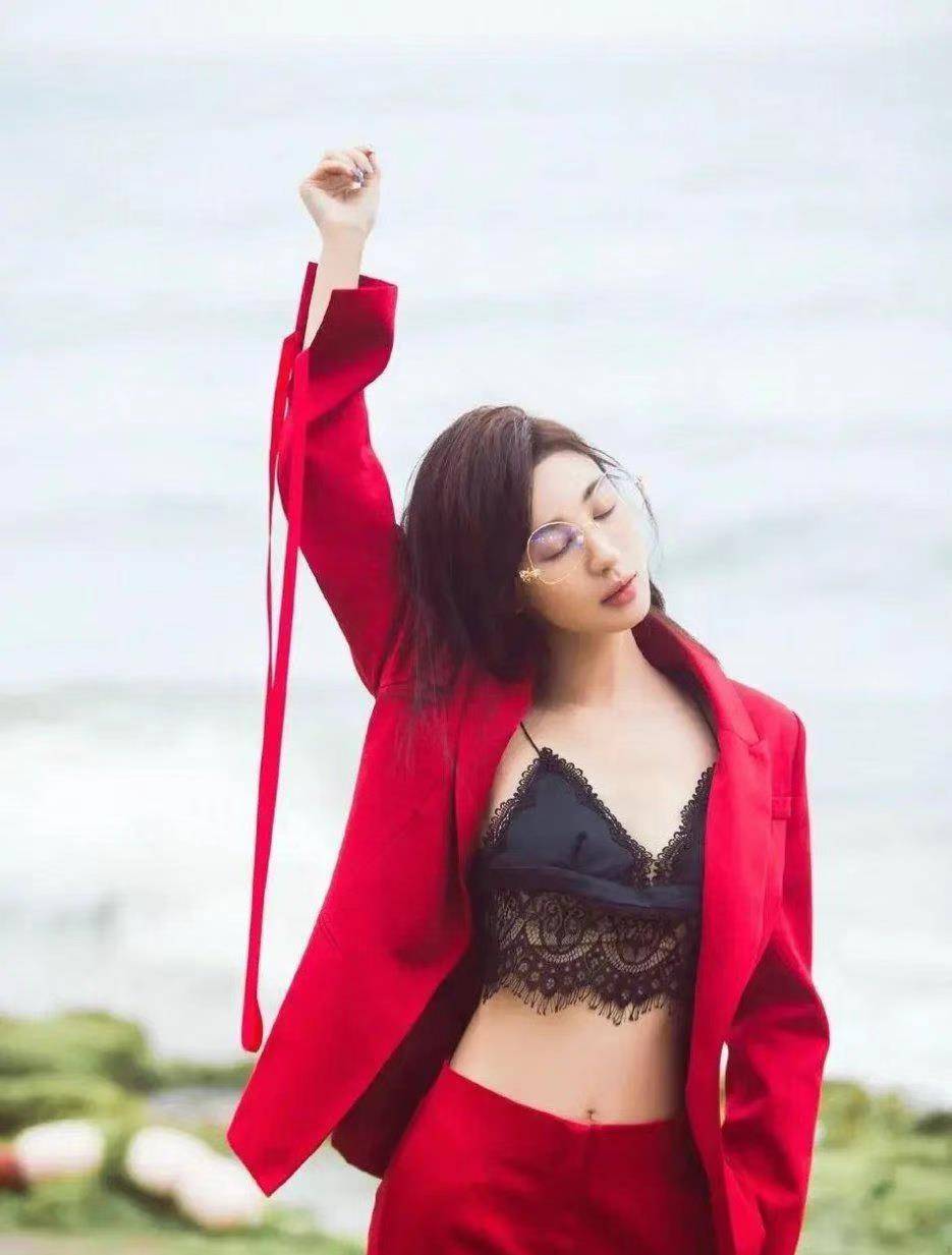 Tian|李菲儿的“花瓶胯”真让人着迷，满当当的“女人味”，谁看都心动