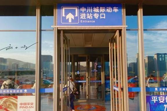 上海游客在兰州坐动车去机场，惊叹：怎么比上海浦东机场还远？