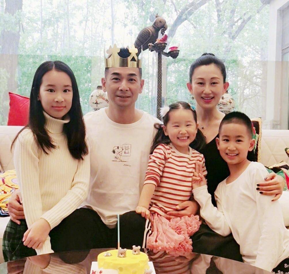 卡通|赵文卓一家出海过元旦，13岁女儿穿长裙似妈翻版，娇妻光脚好奔放