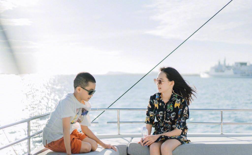 卡通|赵文卓一家出海过元旦，13岁女儿穿长裙似妈翻版，娇妻光脚好奔放