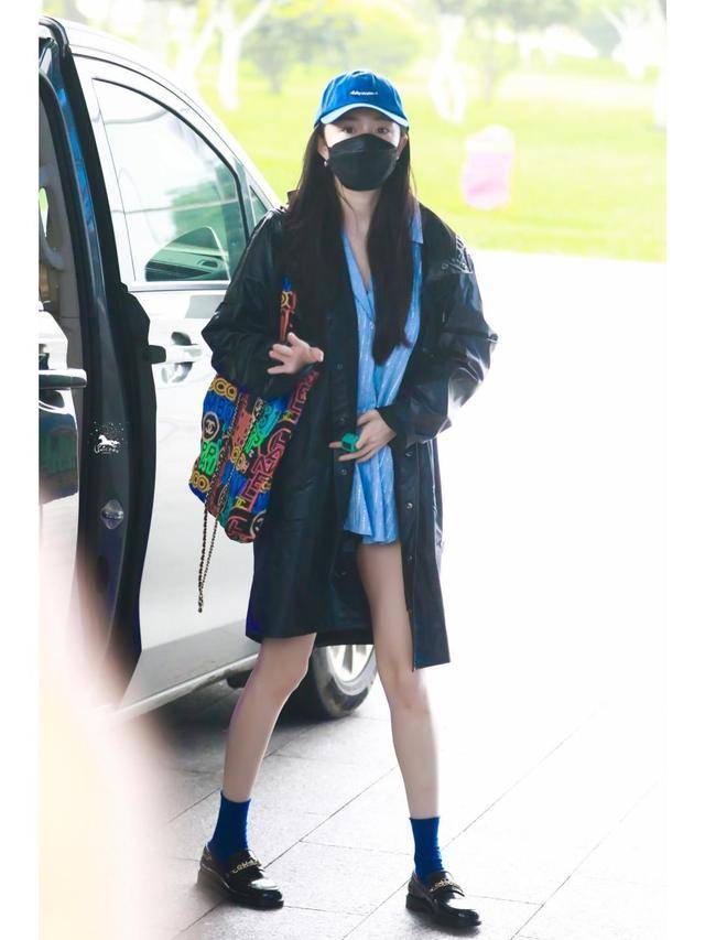 个性|敢穿就服“杨幂”，雨衣当成大衣穿，玩下半身失踪裤子短到看不见
