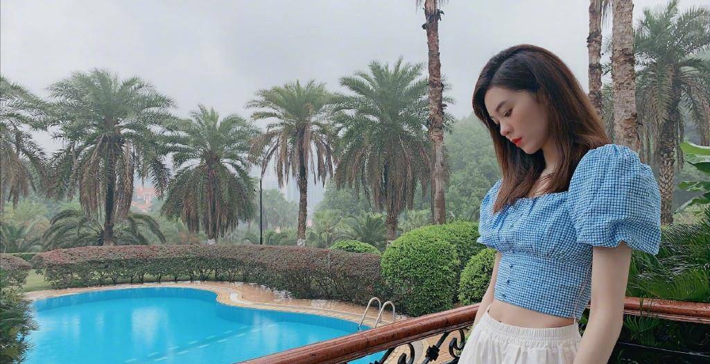舞台|郁可唯“不红”真可惜，大冷天穿两秀脐装走机场，37岁马甲线太美