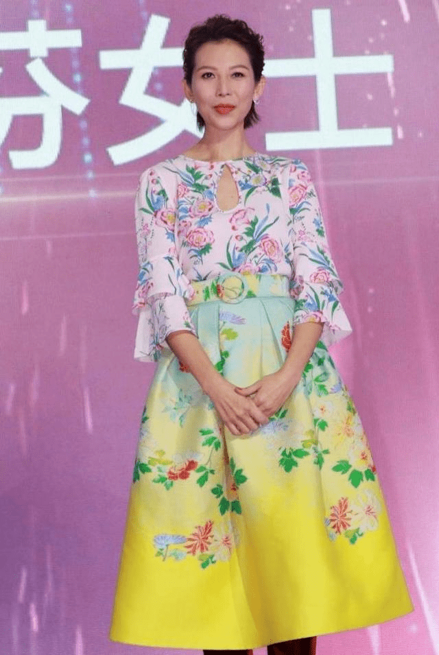 蔡少芬|蔡少芬越老越会穿，橘色西装配红马尾高级洋气，哪像阿姨辈