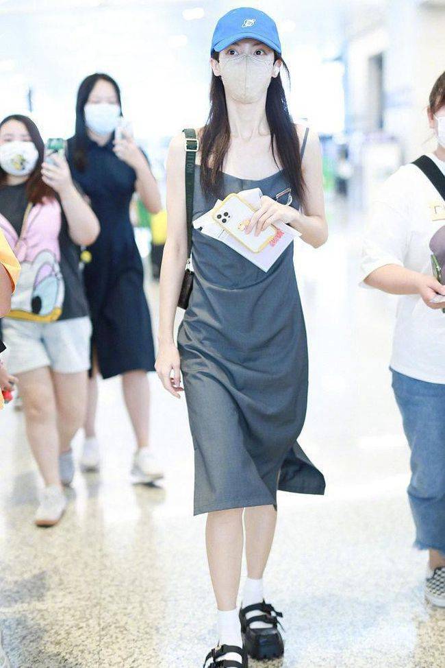 感觉|金晨是不是又瘦了？穿吊带裙感觉都空荡荡的，网友：该增肥了