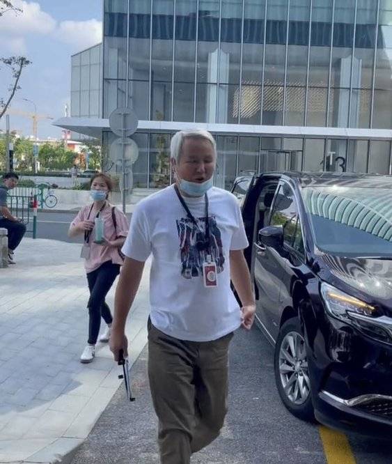 61岁林瑞阳腿疼难忍 膝盖老化曾拄拐行走 坚持工作惹人落泪 张庭