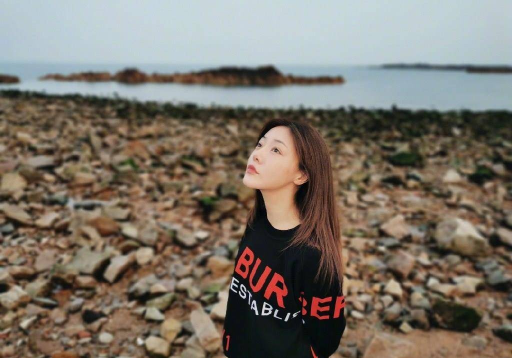身材|邓家佳单身后变年轻，T恤配红唇自拍太少女，27岁“小姨妈”上线