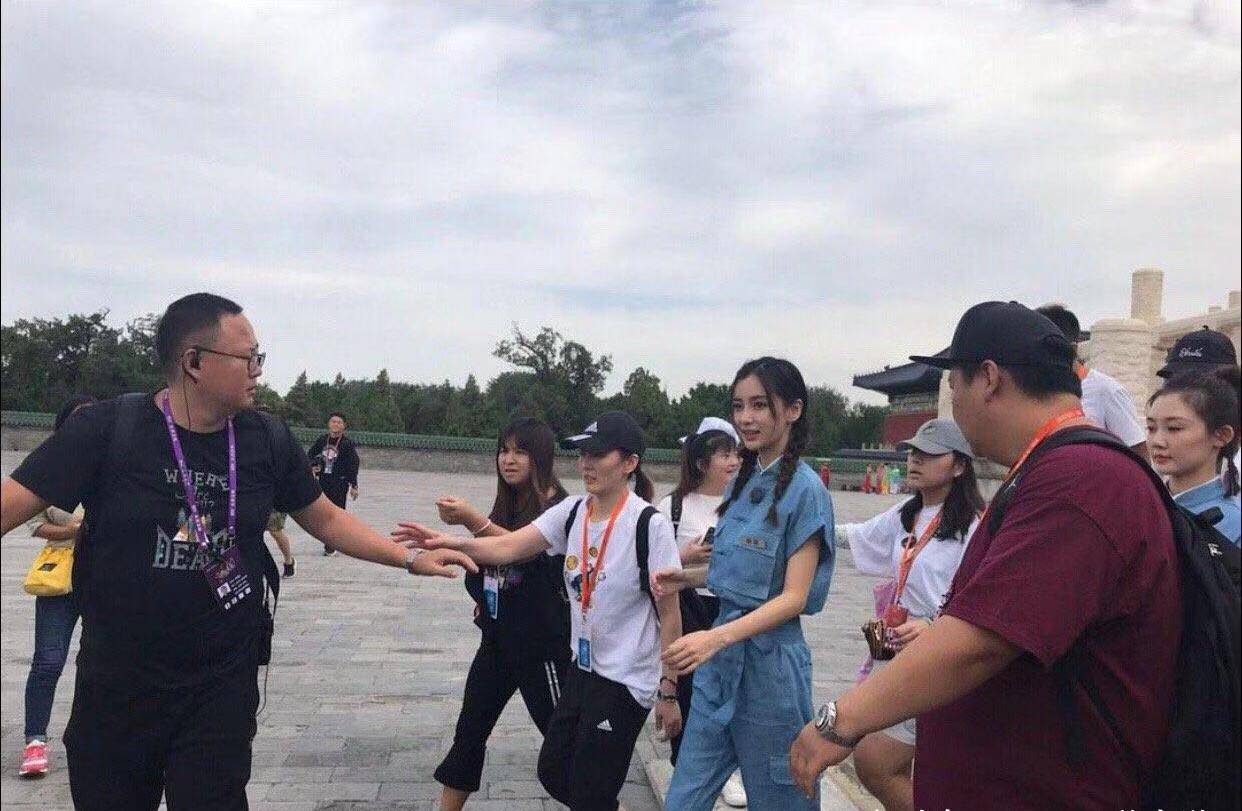 发型|杨幂与Angelababy，穿同款连体工装录节目，梳不同发型谁赢了？