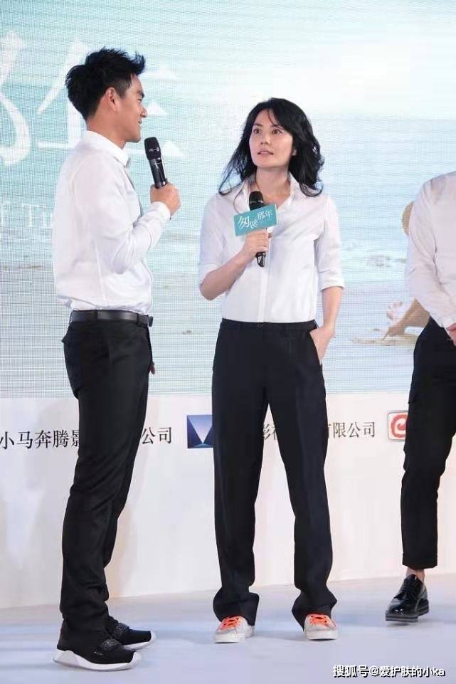 时尚|王菲向来随性惯了，穿宽松居家服就走机场，素颜出行哪像52岁
