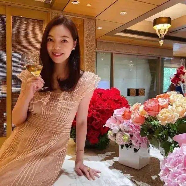 林心如|富士康老板娘参加阔太聚会，保养的好年轻气质，比林心如皱纹少!