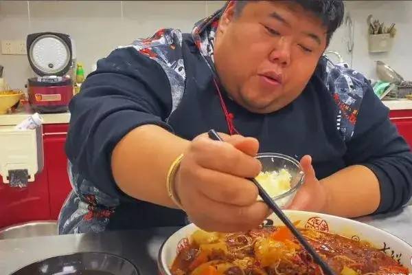吃播赚钱：有人做成功月赚百万大部分人做了吃瓜群众2025年6月1日
