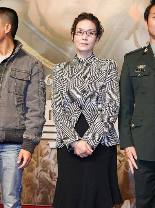 颜色|潘虹优雅老去很真实，虽然脸上皱纹明显，穿黑白长裙气质依旧高级