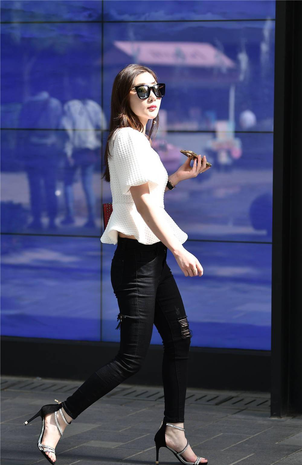 高跟鞋|黑色紧身牛仔裤,搭配细跟凉鞋,时髦百搭,还很洋气