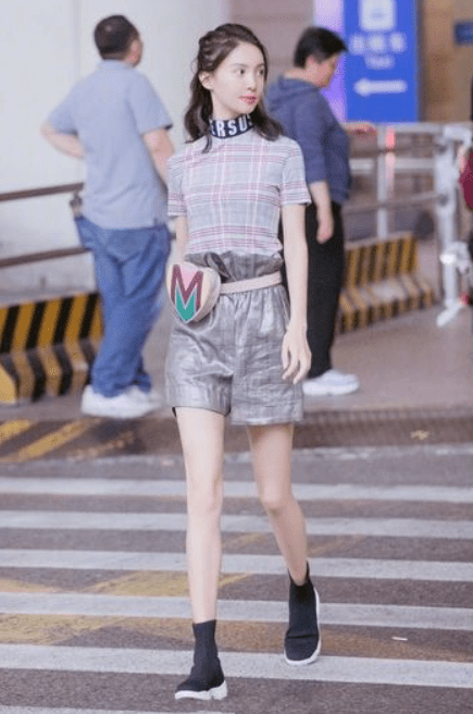 夏天|金晨：太瘦？一身绿色搭配显皮肤白皙，简约又小清新装时髦又凉爽