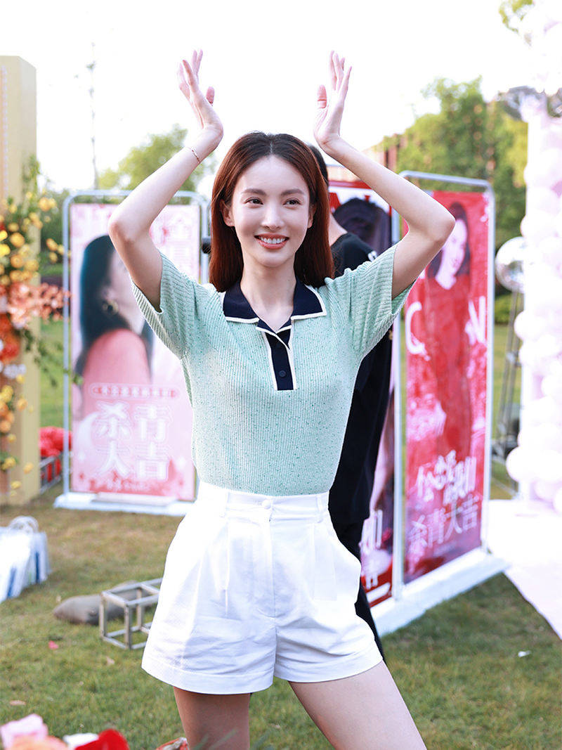 夏天|金晨：太瘦？一身绿色搭配显皮肤白皙，简约又小清新装时髦又凉爽