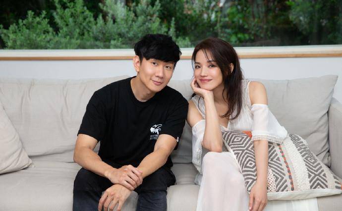 个性|44岁舒淇真不显老，穿红衣扎丸子头少女感泛滥，说她24岁也不稀奇
