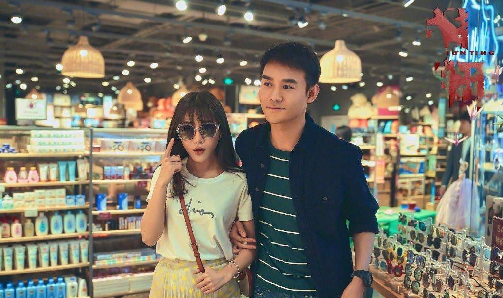 吊带|邓家佳单身后真养眼，穿背心配短裤晒豪宅，出道12年年轻得让人自卑