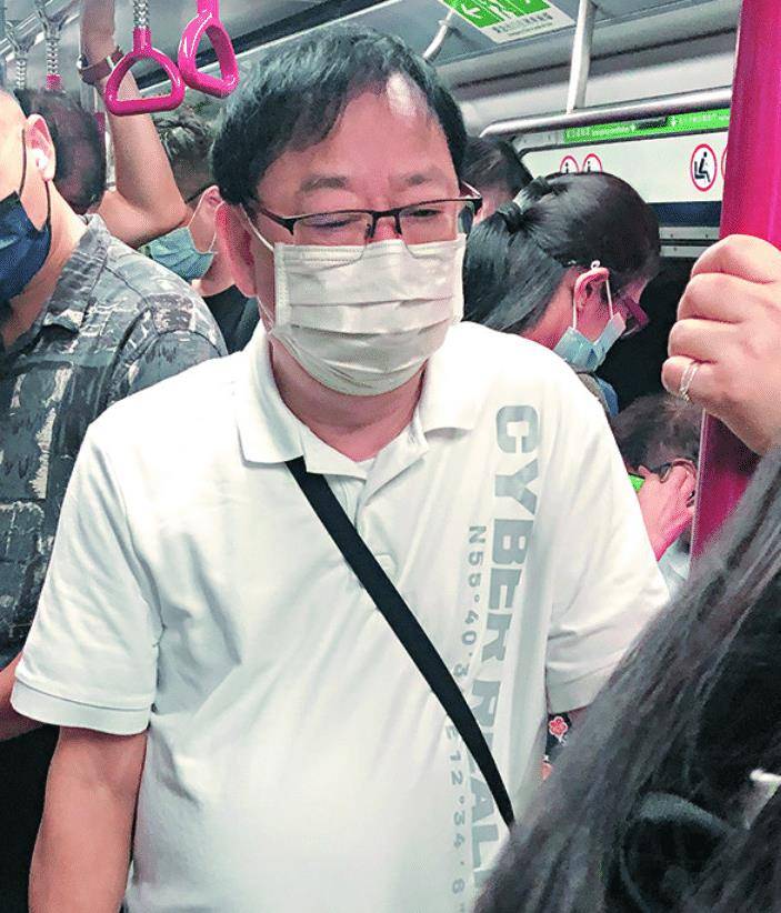 71岁老戏骨黎彼得近况 下班换乘2次地铁显疲倦 全程站立无人识 工作 71岁老戏骨黎彼得近况 下班换乘2次地铁显疲倦 全程站立无人识 工作