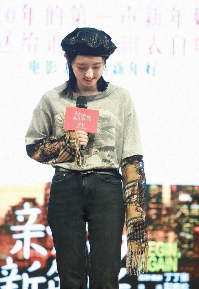 身材|18岁张子枫新风格看服了，穿粉色裙参加新戏首映，美得认不出
