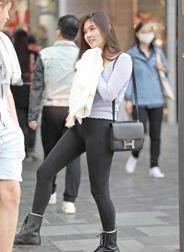 黑色|黑色紧身打底裤搭配黑色马丁靴,根据身材选择,穿出纤细感