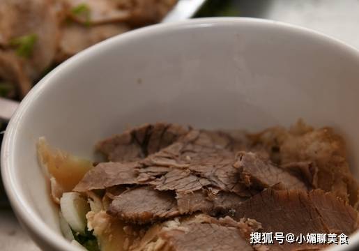 因为|母子二人开店卖“它”,早上6点就排起了长队,一天能卖400多碗!