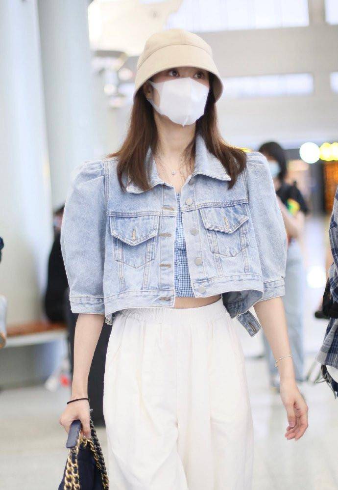 舞台|郁可唯“不红”真可惜，大冷天穿两秀脐装走机场，37岁马甲线太美