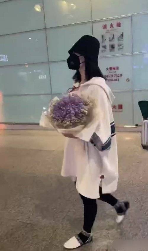 整体|40岁谢娜二胎后身材难恢复！穿卫衣显臃肿肥胖，赵丽颖甜辣风太美