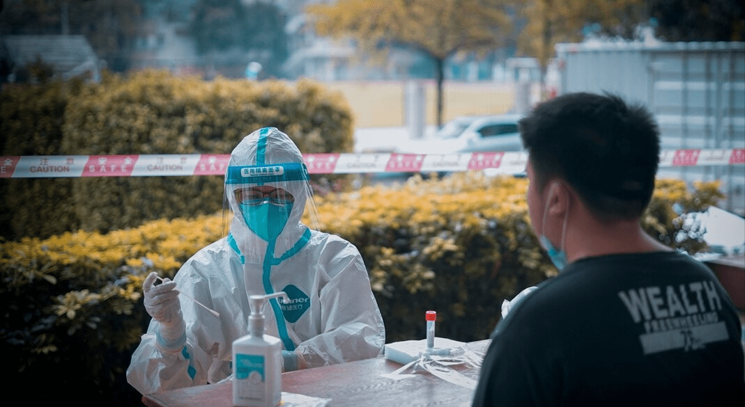 传播|非典和新冠同属冠状病毒，非典无疫苗但已消失，新冠却更加猖獗？