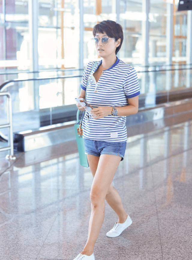 布袋|马伊琍真没明星架子，穿T恤配7分阔腿裤走机场，低调又舒适