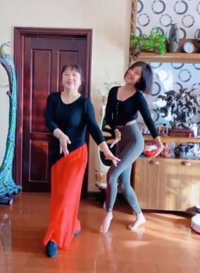 凹凸|赵奕欢这回豁出去了,宅在家穿背心短裤跳钢管舞,凹凸身材真勾人