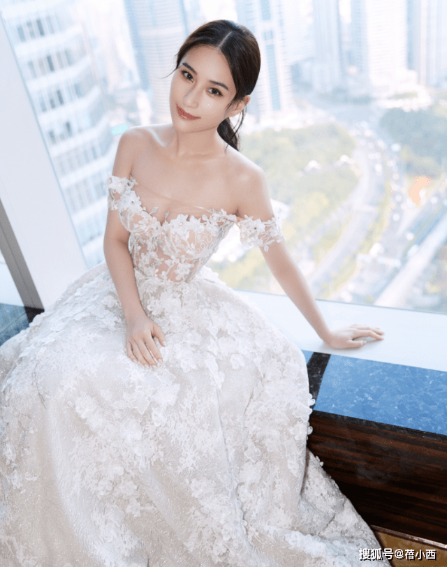 何超莲|何超莲身材这么有料？穿一字肩连衣裙，豪门出身却有“尤物气质”