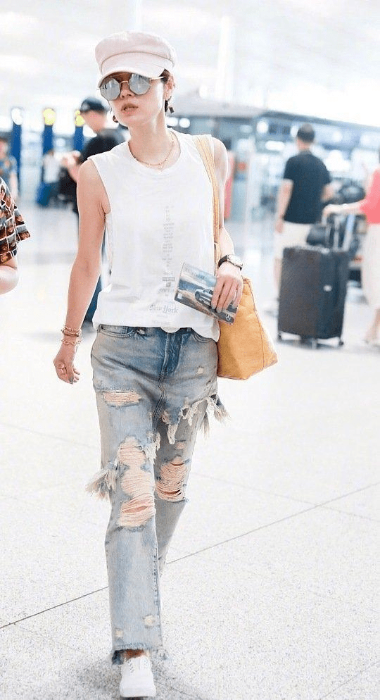 布袋|马伊琍真没明星架子，穿T恤配7分阔腿裤走机场，低调又舒适