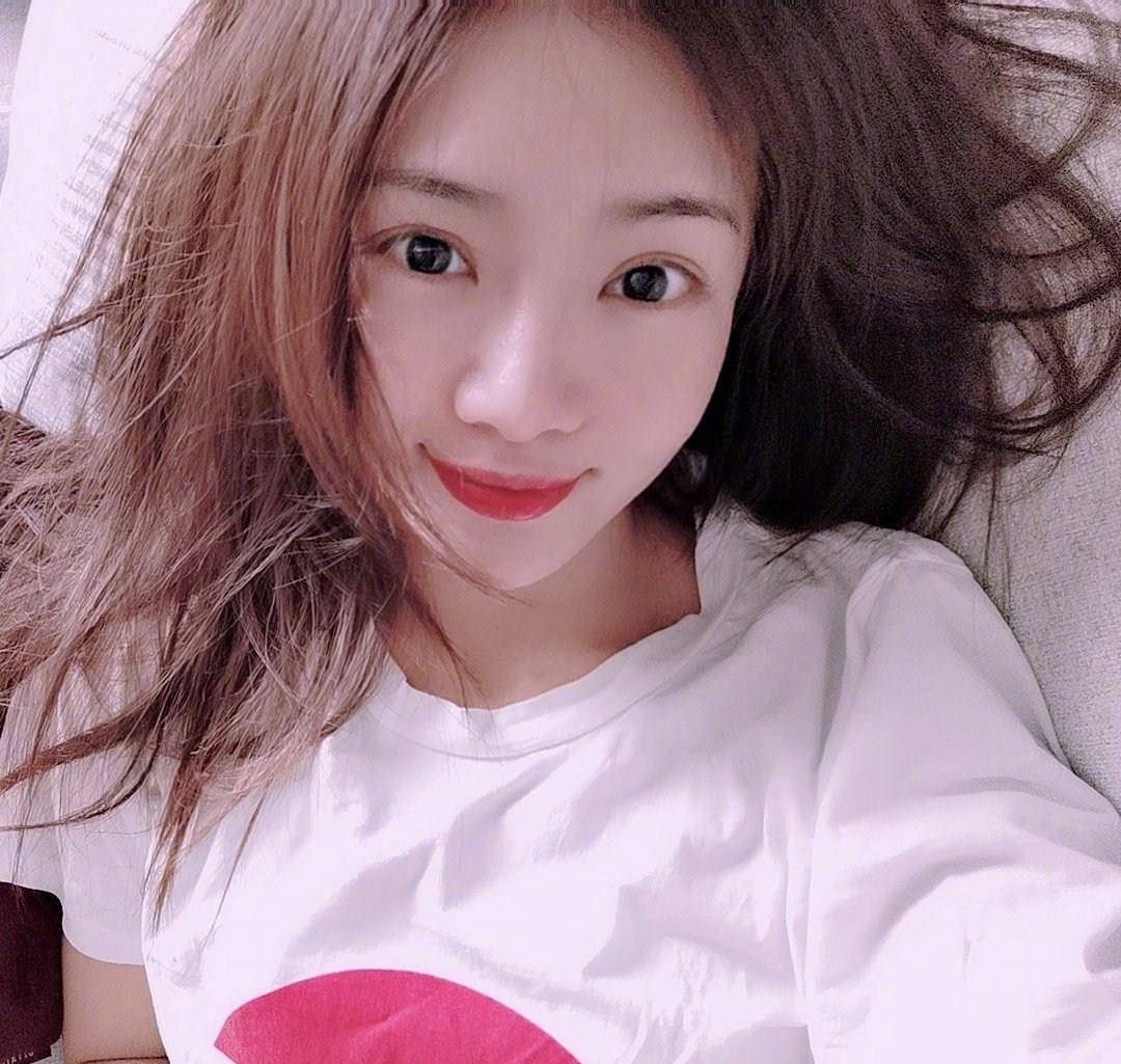 身材|邓家佳单身后变年轻，T恤配红唇自拍太少女，27岁“小姨妈”上线