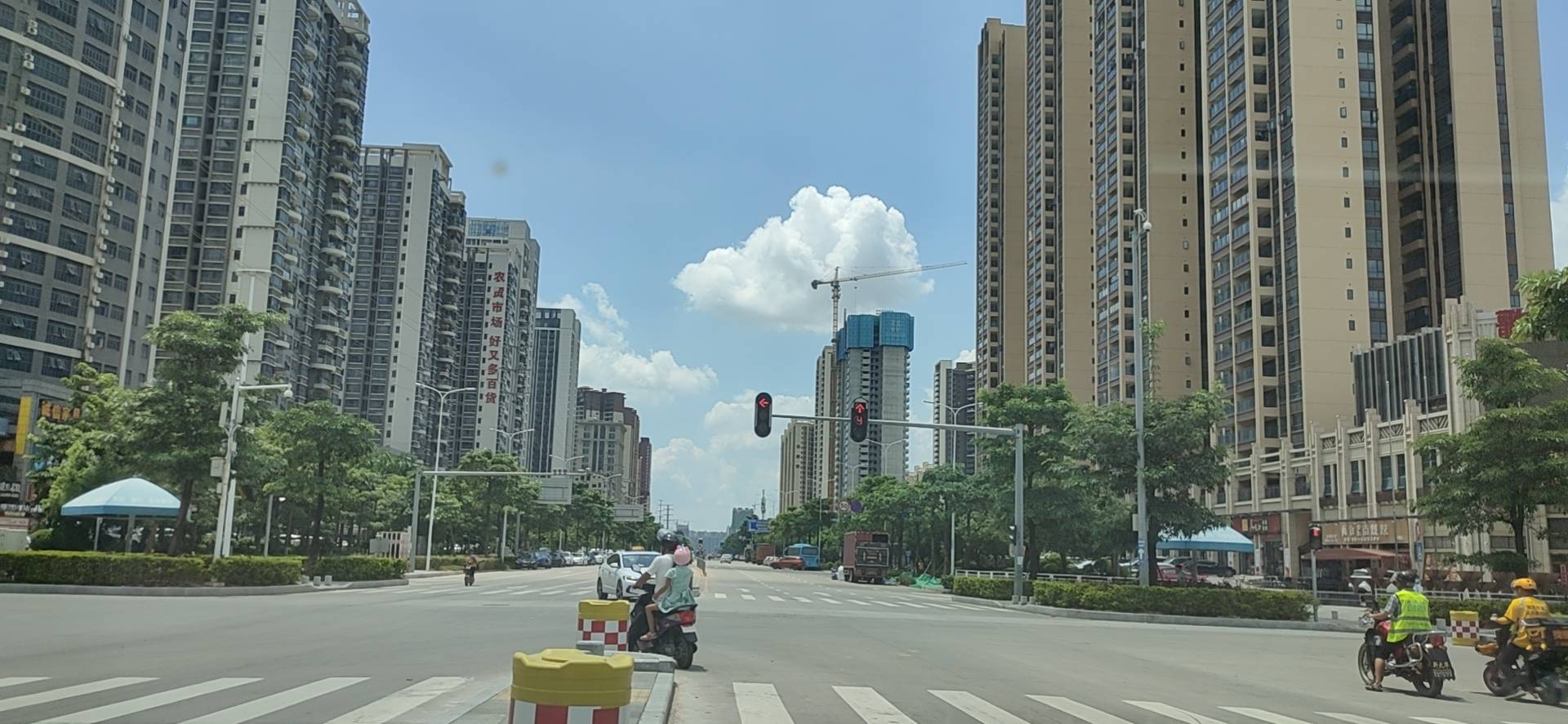 在深圳十几年了,深圳买不起,只能在大亚湾西区买了个房,19年买的12000