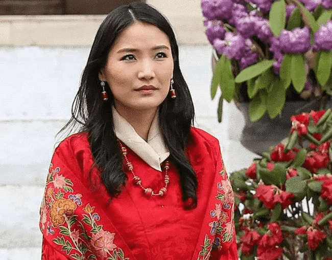 不丹国王和俩姐妹相恋一个成为王后一个远走老国王娶4个姐妹