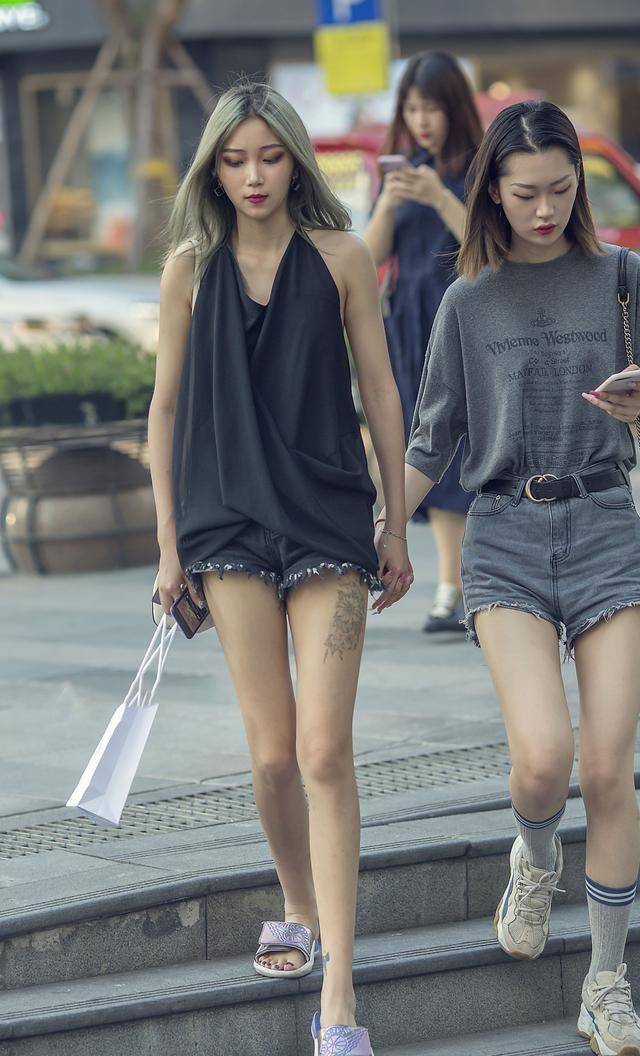 高跟鞋|黑色细跟高跟鞋搭灰色牛仔短裤,秒变大长腿,展现完美黄金比例