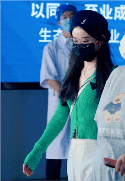 赵丽颖|谢娜产后回归太有排面！芒果台为她举办欢迎会，穿碎花裙稳坐C位