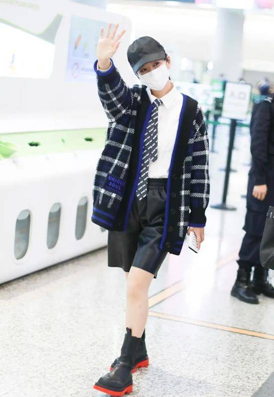 女郎|43岁黄奕走机场真洋气，穿五分皮裤扎领带，这打扮琼女郎里少见