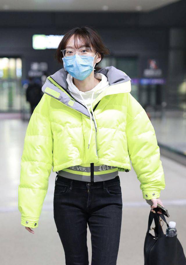 方法|闫妮女儿素颜走机场，穿短羽绒服长腿抢镜，身材虽好但颜值不如妈