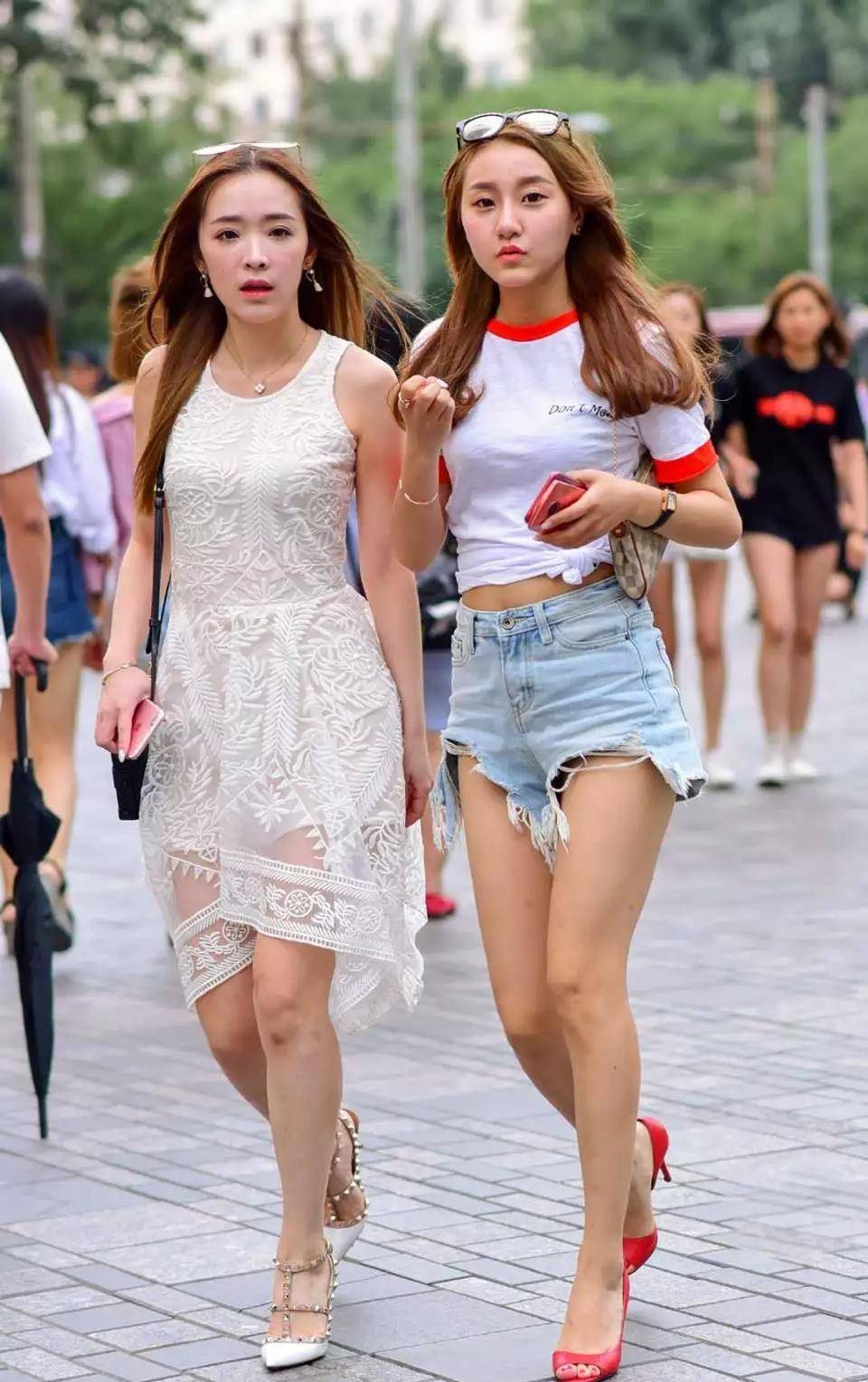 高跟鞋|有一种时尚叫风格不一的“姐妹装”，一个甜美动人，一个霸气酷飒