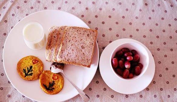 因为|早餐必备神器!圆葱蛋蔬饼,只需3步,轻松在家做!