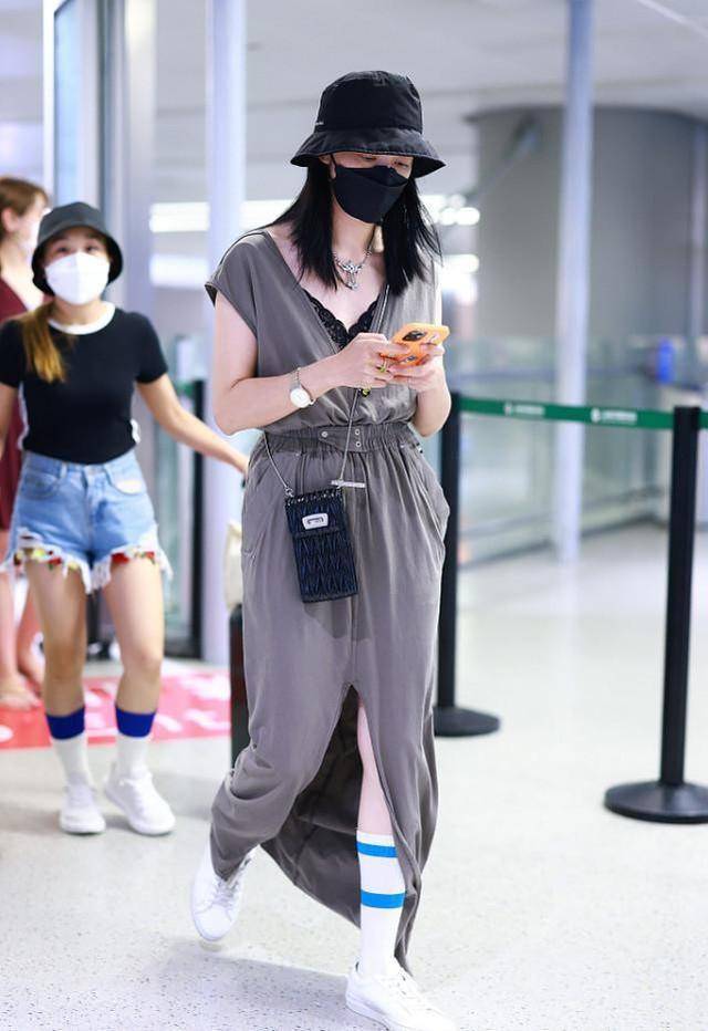 黑色|姚晨的穿搭挺有品位的，上衣裙摆都“开叉”，一般人不敢尝试