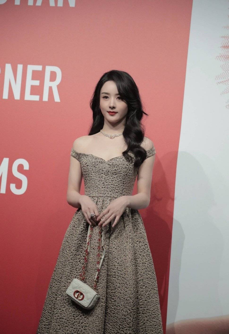 赵丽颖|赵丽颖罕见秀性感，瘦太狠礼服肩带直往下掉，海藻长发太有知性美！