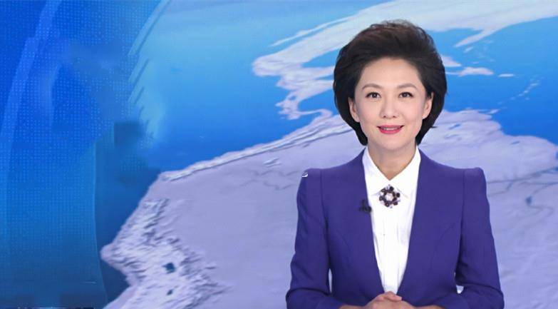 身材|央视主持海霞身材有多好，穿刺绣旗袍秀马蜂腰，女生看了酸到不行