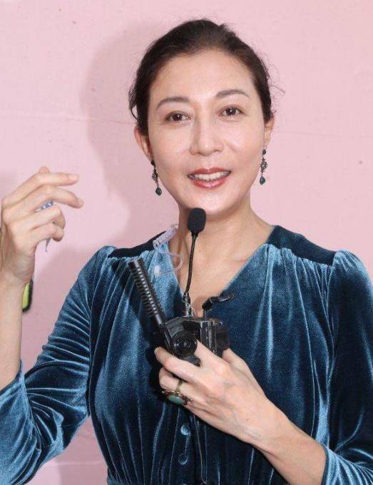 吴绮莉|吴绮莉骨子里透着贵气！穿“奶奶裙”也丝毫不显老，意外优雅高级
