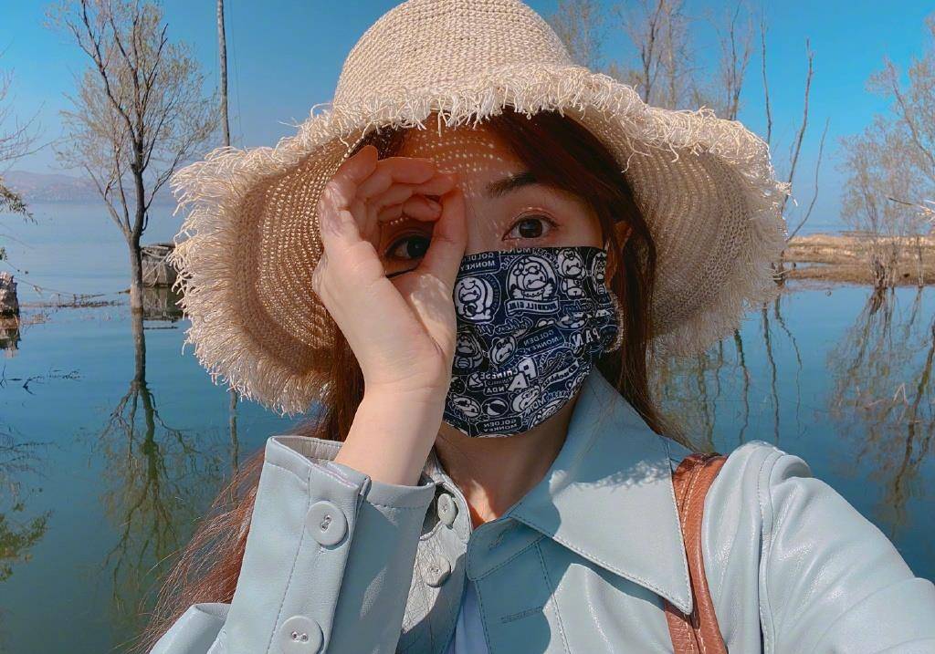 张含韵|张含韵真孝顺携妈妈旅行，妈妈穿网纱裙比女儿还漂亮，母女似姐妹