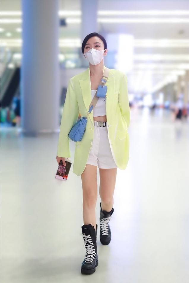 西装|秦岚穿西装短裤赶飞机，瘦得腿细膝盖也突兀，既要美也要多吃饭呀