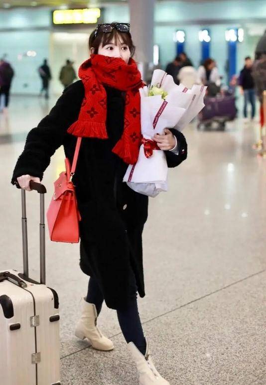 身材|马蓉罕见晒美照!穿衬衫梳丸子头哪里像孩子妈?男友视角下太清纯