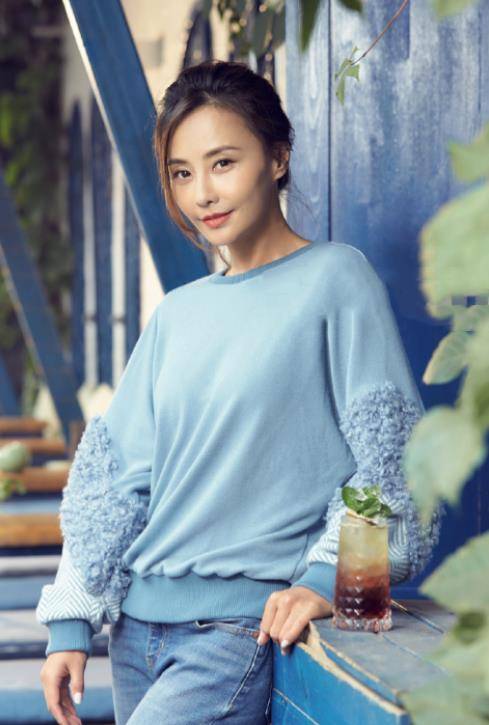 卫衣|马雅舒44岁风韵犹存，穿拼接卫衣减龄时髦，难怪二婚还能嫁富豪